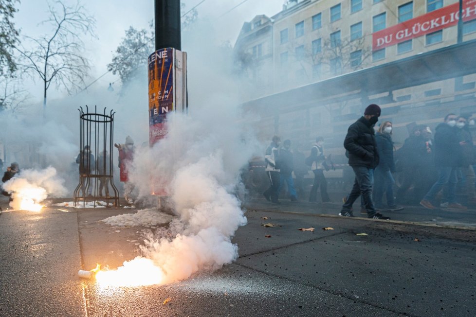 Protest odpůrců očkování ve Vídni. Proti povinné vakcinaci se postavilo zhruba 20 tisíc lidí (11. 12. 2021) Protest odpůrců očkování ve Vídni. Proti povinné vakcinaci se postavilo zhruba 20 tisíc lidí (11. 12. 2021)