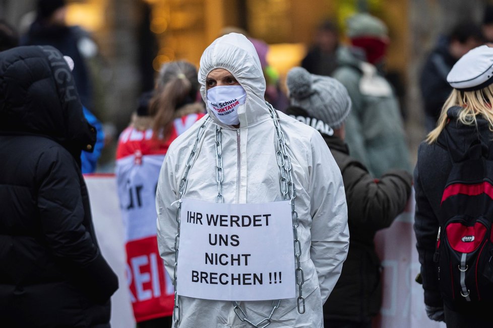 Protest odpůrců očkování ve Vídni. Proti povinné vakcinaci se postavilo zhruba 20 tisíc lidí (11. 12. 2021) Protest odpůrců očkování ve Vídni. Proti povinné vakcinaci se postavilo zhruba 20 tisíc lidí (11. 12. 2021)