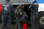 Rakouští policisté s dvojicí imigrantů