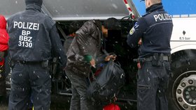 Rakouští policisté s dvojicí imigrantů