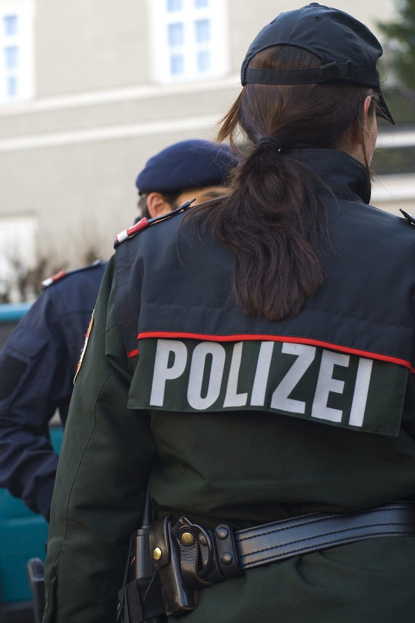 Rakouská policie chtěla uložit pokutu 80 eur (přes 2000 Kč) muži, který na ulici nosil lékaři předepsanou zdravotní roušku. Policisté zadrženému vysvětlili, že porušil zákon zakazující úplné zahalovaní obličeje na veřejnosti.