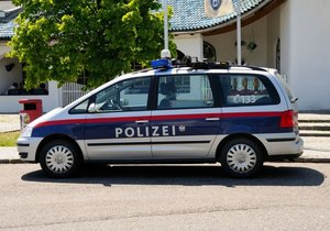 Rakouská policie řeší otřesný případ týrání 12letého chlapce