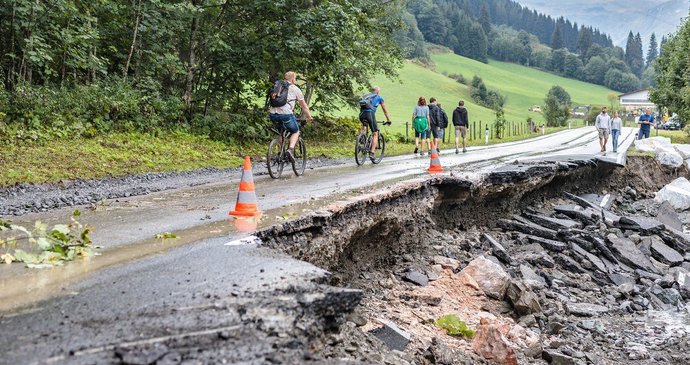 Pět mrtvých po řádění silné bouře v Rakousku: Strom zabil i holčičky (†4 a †8) na koupališti