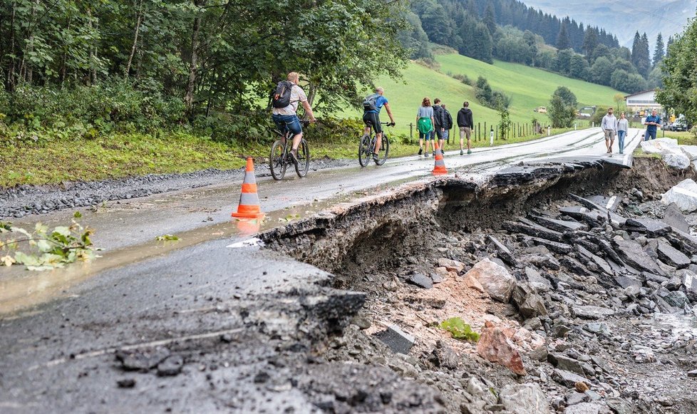 Oblast Saalbachu - Hinterglemmu v Rakousku zasáhly bouřky a přívalové deště. Způsobily bleskové povodně.