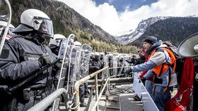 Protest proti rakouské migrační politice, v rámci níž má být v Brennerském průsmyku na hranici s Itálií postaven 370 metrů dlouhý plot.