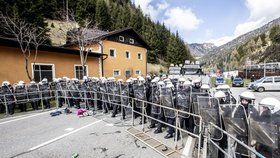 Protest proti rakouské migrační politice, v rámci níž má být v Brennerském průsmyku na hranici s Itálií postaven 370 metrů dlouhý plot.