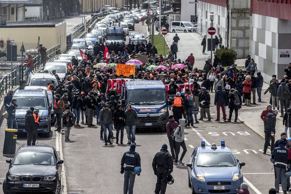 Protest proti rakouské migrační politice na hranicích s Itálií v Brennerském průsmyku, kde vznikl plot.