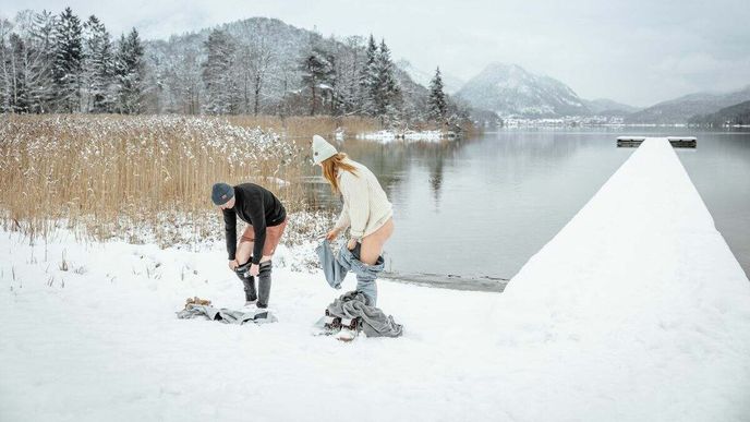 Koupání v ledovém jezeře Fuschl v rakouské Solné komoře ve spolkové zemi Salcbursko. Rozloha jezera je přibližně 2,7 km² a jeho maximální hloubka je 66 metrů. Koupání v ledovém jezeře Fuschl v rakouské Solné komoře ve spolkové zemi Salcbursko. Rozloha jezera je přibližně 2,7 km² a jeho maximální hloubka je 66 metrů.