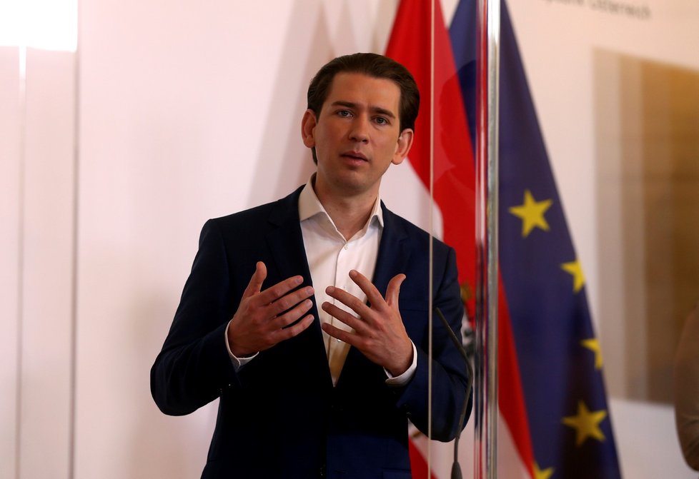 Rakouský kancléř Sebastian Kurz vystupuje na tiskových konferencích za plexisklem. (21. 5. 2020)