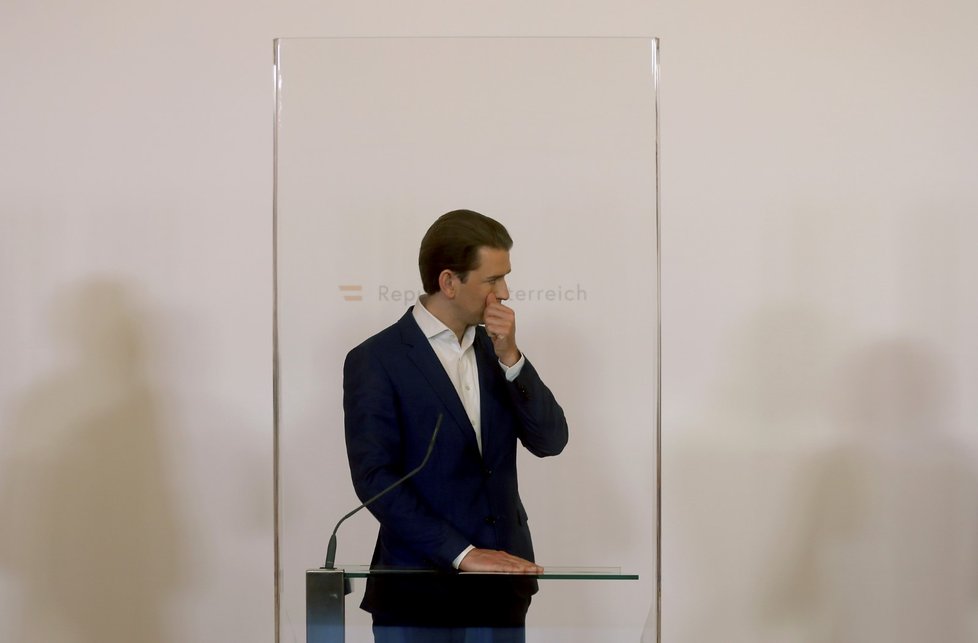 Rakouský kancléř Sebastian Kurz vystupuje na tiskových konferencích za plexisklem. (21. 5. 2020)