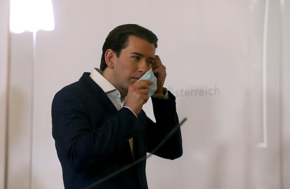 Rakouský kancléř Sebastian Kurz vystupuje na tiskových konferencích za plexisklem (21. 5. 2020).