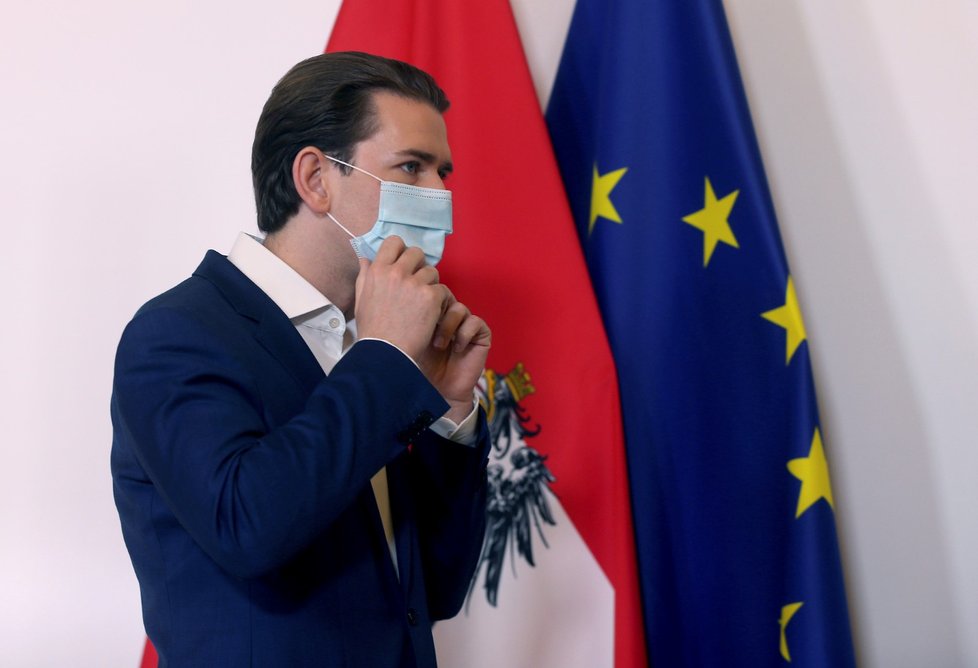 Rakouský kancléř Sebastian Kurz vystupuje na tiskových konferencích za plexisklem (21. 5. 2020).