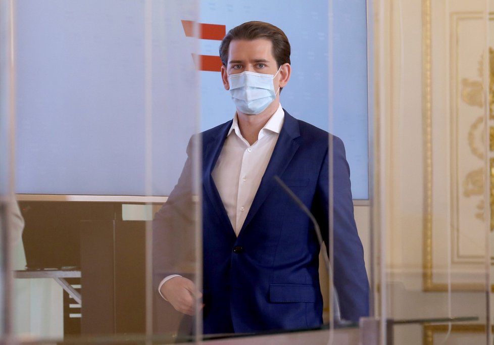 Rakouský kancléř Sebastian Kurz vystupuje na tiskových konferencích za plexisklem (21. 5. 2020).