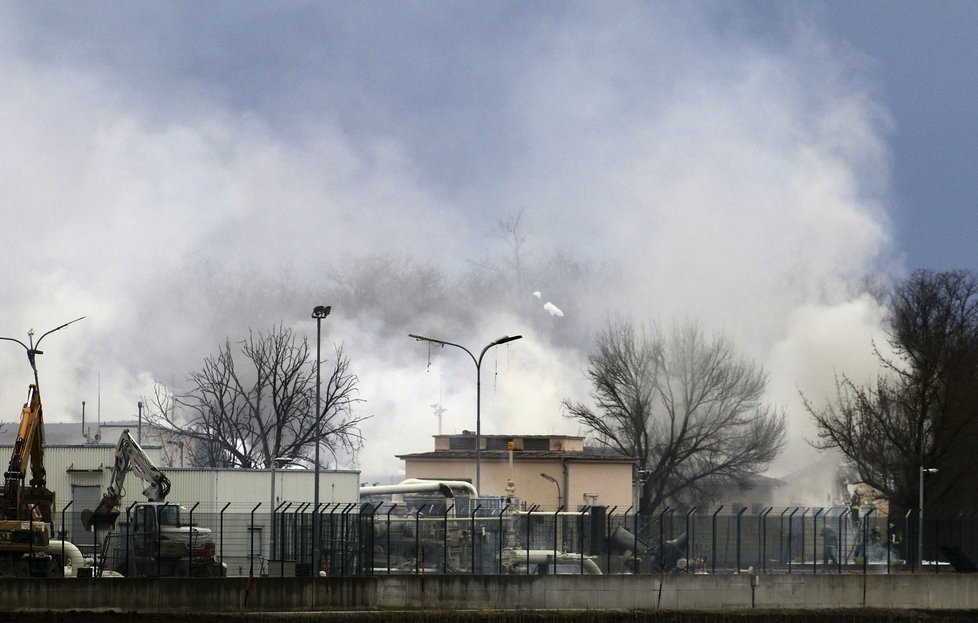 Všechny tranzitní linky hlavního rakouského plynovodu byly po úterní explozi před půlnocí obnoveny.