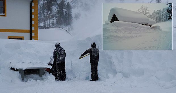 Lyžaři pozor, přívaly sněhu uzavřely oblíbená střediska. Co se zmařenou dovolenou?