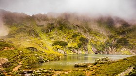 Jezero Mittlerer Kaltenbachsee poblíž průsmyku Sölk Pass