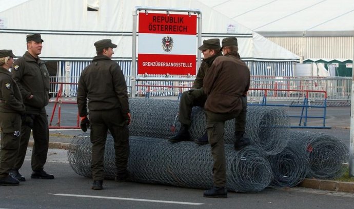 Stavba plotu na slovinsko-rakouské hranici
