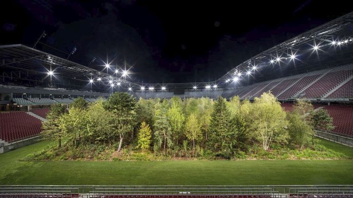 Instalace For Forest na fotbalovém stadionu v rakouském Klagenfurtu.