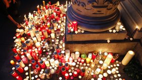 Lidé nosí na místo tragédie svíčky a květiny.