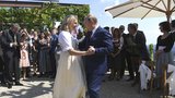 Putin tančil na svatbě rakouské ministryně. Po veselce vyrazil za Merkelovou 