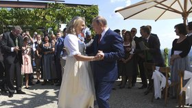 Na svatbu tehdejší rakouské ministryně zahraničí Karin Kneisslové přijel i Vladimir Putin.