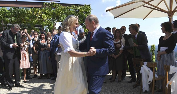 Putin tančil na svatbě rakouské ministryně. Po veselce vyrazil za Merkelovou 