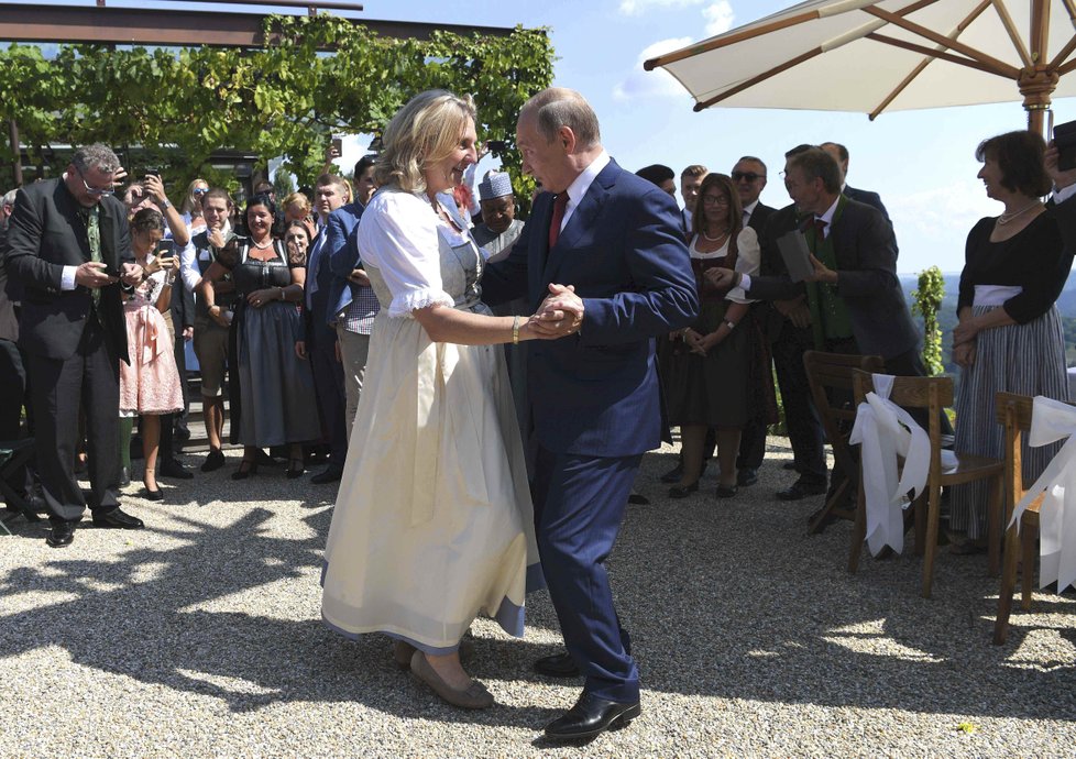 Své taneční umění sem tam ukáže i Putin. Na svatbu rakouské ministryně zahraničí Karin Kneisslové přijel i Vladimir Putin.