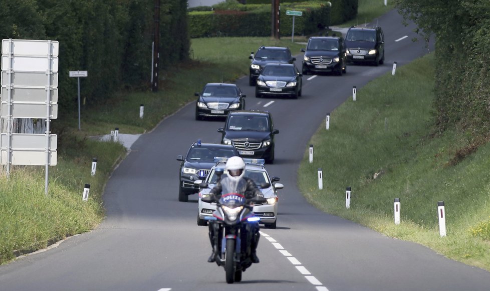 Na svatbu rakouské ministryně zahraničí Karin Kneisslové přijel i Vladimir Putin. Na snímku zachycen příjezd jeho kolony.