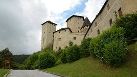 Hrad Lockenhaus byl svědkem velkého vraždění. Dnes je z něj hotel.