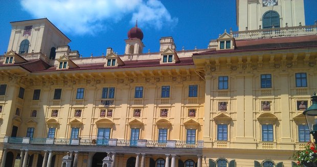 Eisenstadt. Zámek Eszterházy je v soukromých rukách. Uvnitř uvidíte síň věnovanou Haydnovi i další památky.