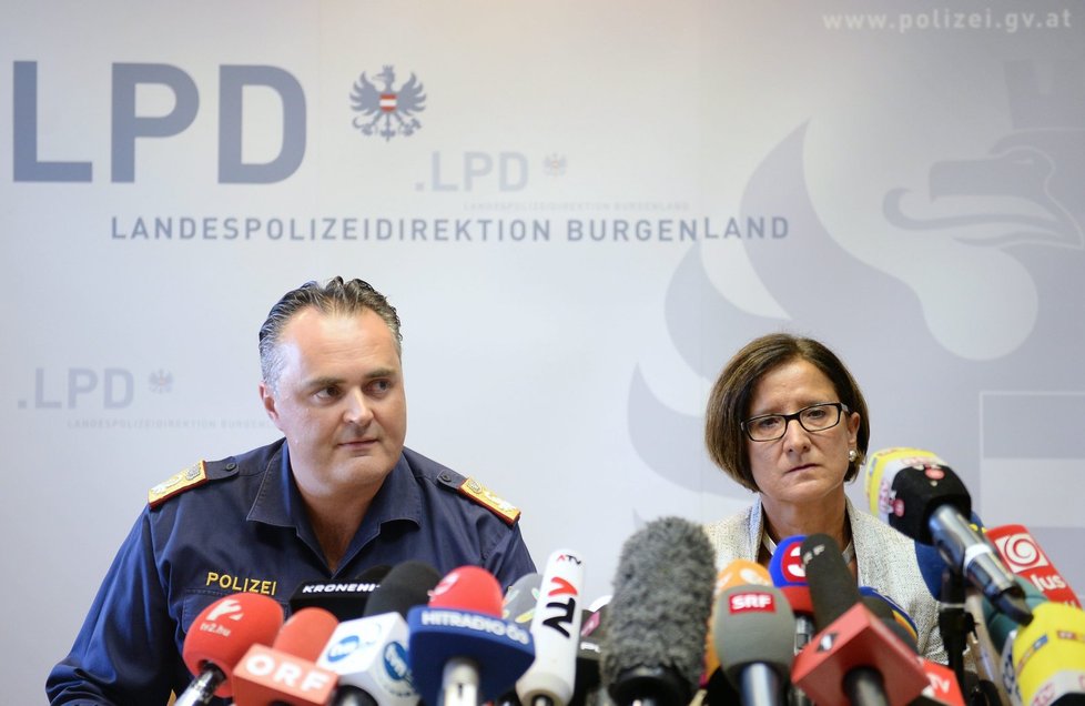 Policejní ředitel Doskozil a ministryně vnitra Mikl-Leitner.