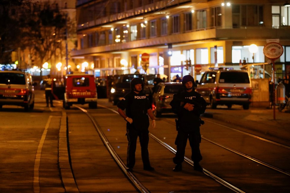 Policie pročesává po teroristickém útoku centrum Vídně.