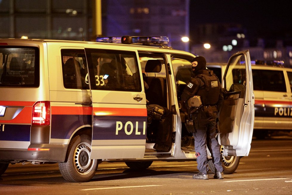 Policie pročesává po teroristickém útoku centrum Vídně.