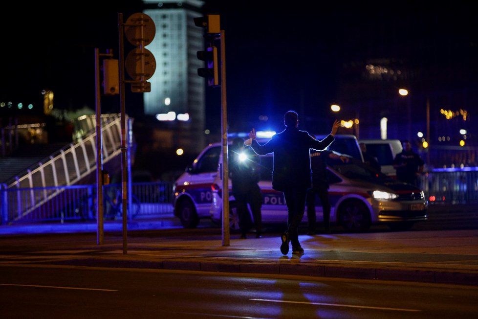 Policie pročesává po teroristickém útoku centrum Vídně.