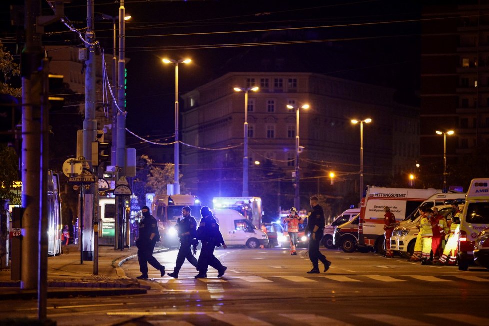 Policie pročesává po teroristickém útoku centrum Vídně.