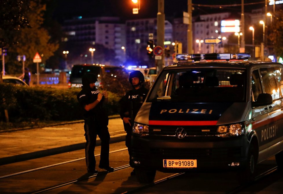 Policie pročesává po teroristickém útoku centrum Vídně.