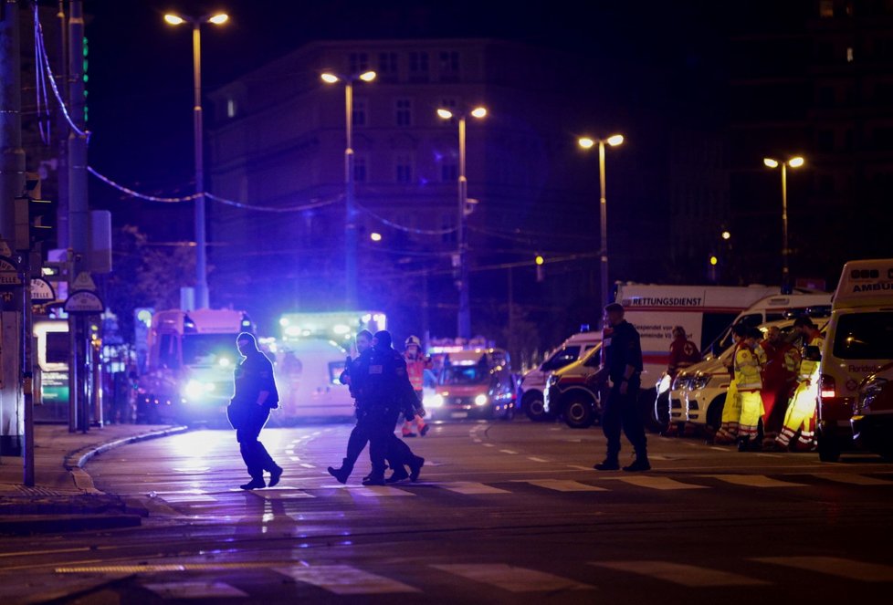 Policie pročesává po teroristickém útoku centrum Vídně.