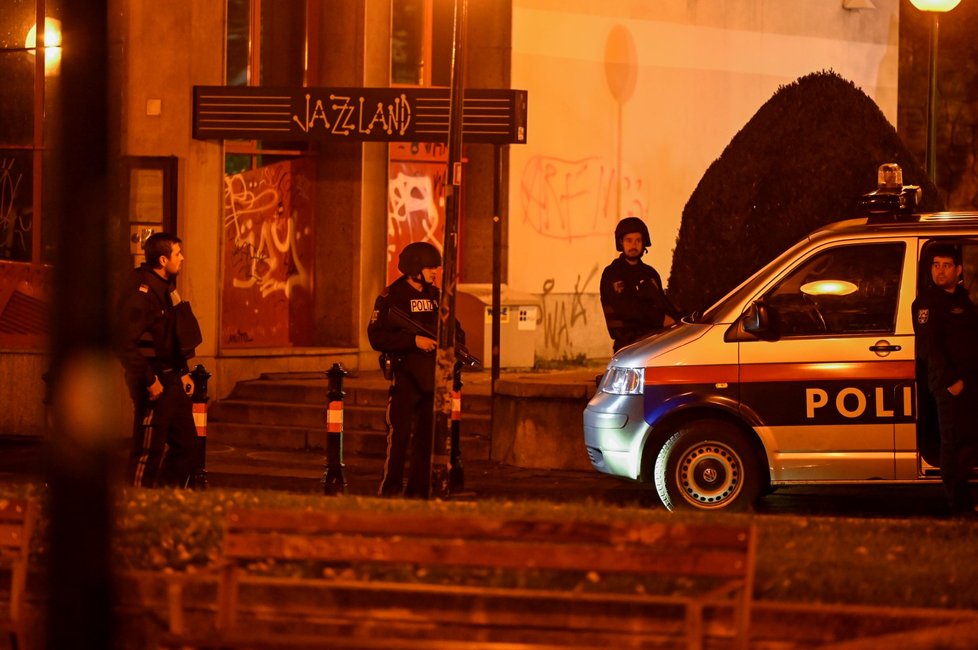 Policie pročesává po teroristickém útoku centrum Vídně.