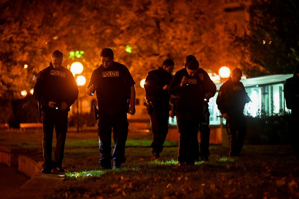 Policie pročesává po teroristickém útoku centrum Vídně.