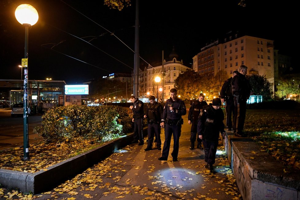 Policie pročesává po teroristickém útoku centrum Vídně.