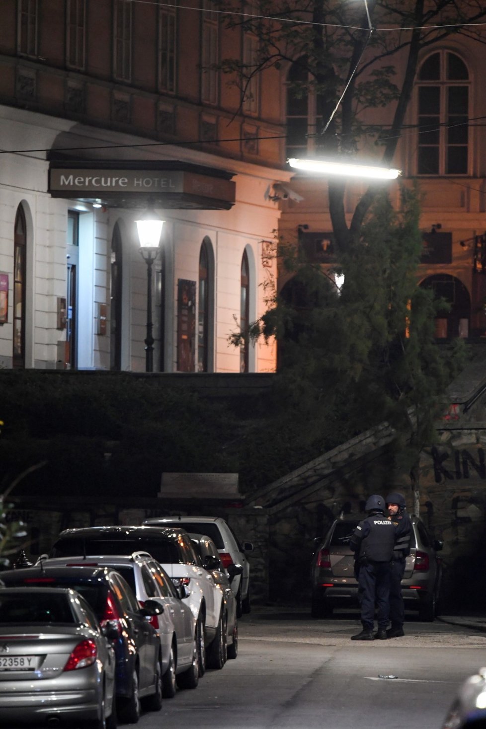 Policie pročesává po teroristickém útoku centrum Vídně.