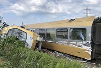 V Rakousku se převrátil vlak. Zraněno bylo 30 lidí, mezi nimi hodně dětí