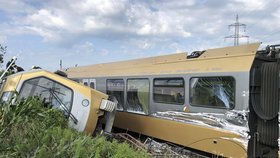 U St. Pöltenu v Rakousku vykolejil vlak, téměř 30 lidí je zraněno (26. 6. 2018).