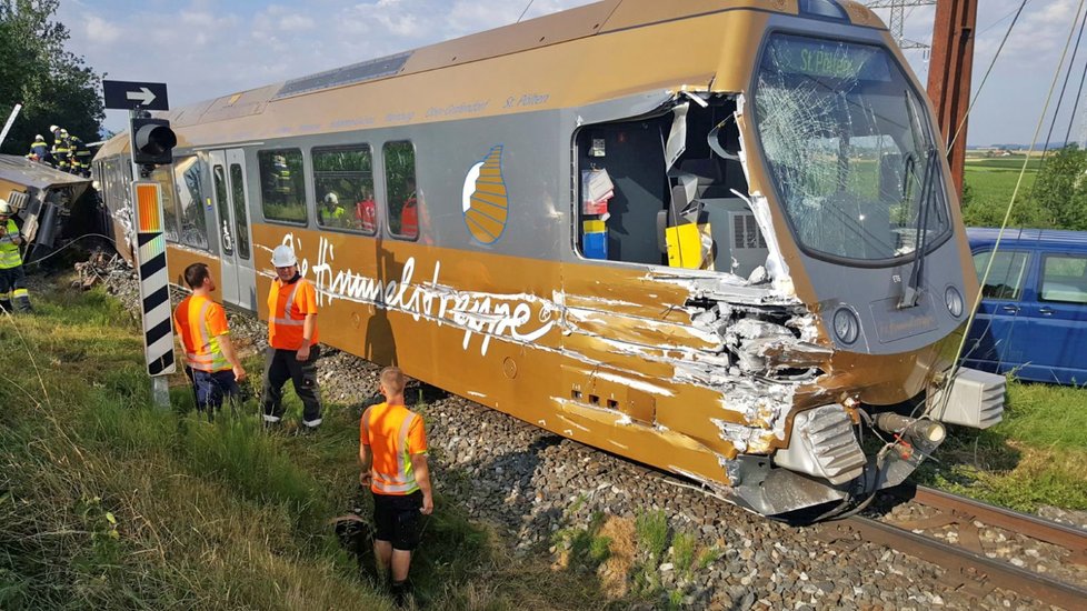 U St. Pöltenu v Rakousku vykolejil vlak, téměř 30 lidí je zraněno (26. 6. 2018).