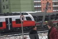 V Rakousku do sebe vletěly dva vlaky: Na místě je nejméně jeden mrtvý a 20 zraněných