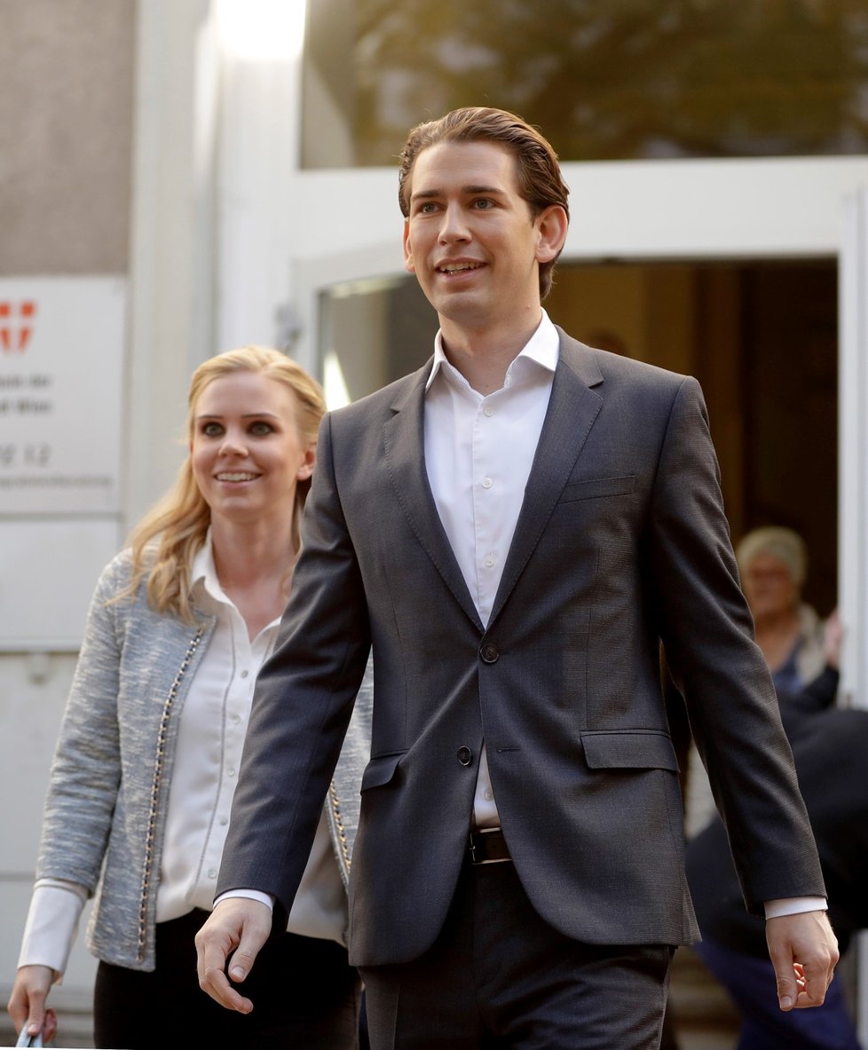 Vítězem rakouských voleb se stal mladý ministr zahraničí Sebastian Kurz. Do volební místnosti ho doprovodila mladá přítelkyně Susanne Thierová. Kurz bude nejspíš rakouským kancléřem