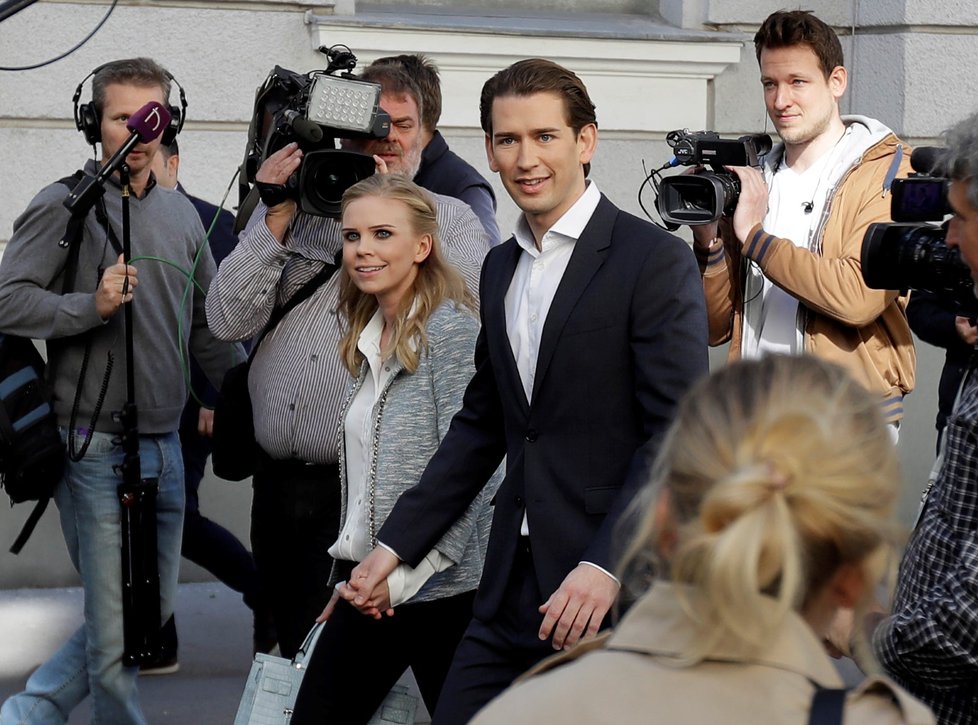 Vítězem rakouských voleb se stal mladý ministr zahraničí Sebastian Kurz. Do volební místnosti ho doprovodila mladá přítelkyně Susanne Thierová. Kurz bude nejspíš rakouským kancléřem.