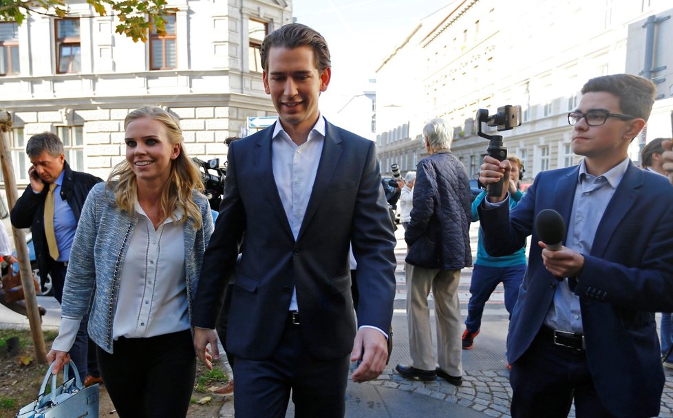 Vítězem rakouských voleb se stal mladý ministr zahraničí Sebastian Kurz. Do volební místnosti ho doprovodila mladá přítelkyně Susanne Thierová. Kurz bude nejspíš rakouským kancléřem.