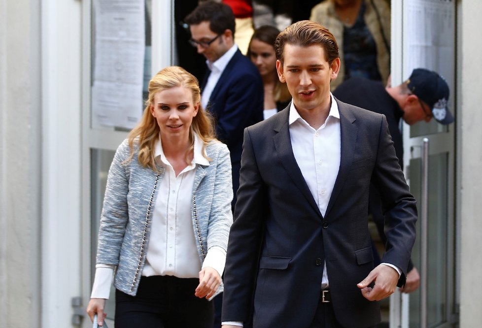 Vítězem rakouských voleb se stal mladý ministr zahraničí Sebastian Kurz. Do volební místnosti ho doprovodila mladá přítelkyně Susanne Thierová. Kurz bude nejspíš rakouským kancléřem.