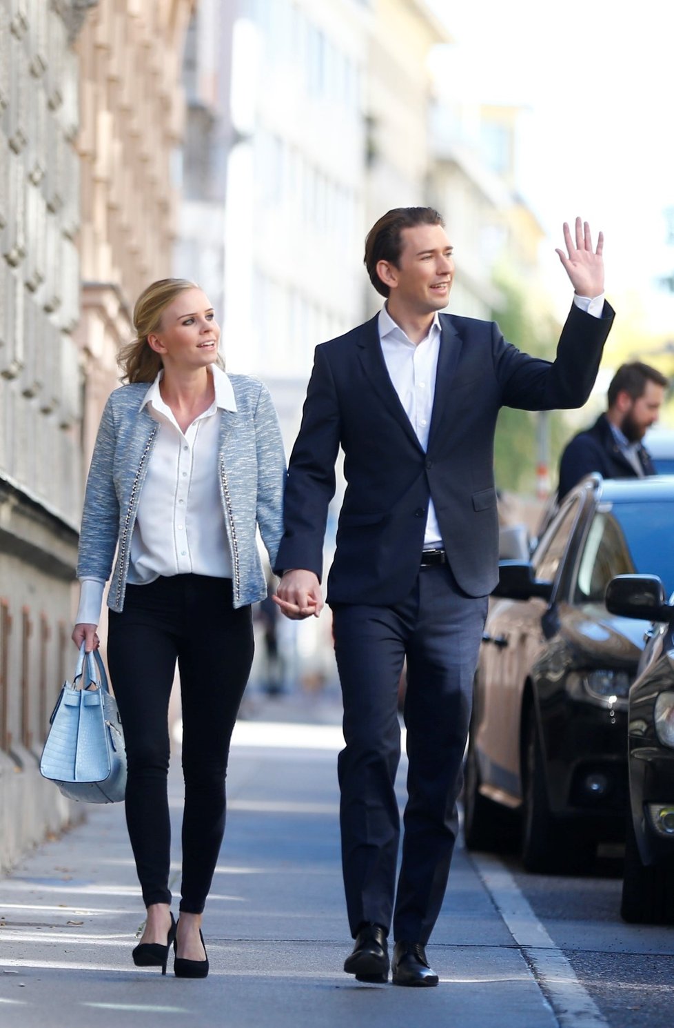 Vítězem rakouských voleb se stal mladý ministr zahraničí Sebastian Kurz. Do volební místnosti ho doprovodila mladá přítelkyně Susanne Thierová. Kurz bude nejspíš rakouským kancléřem.